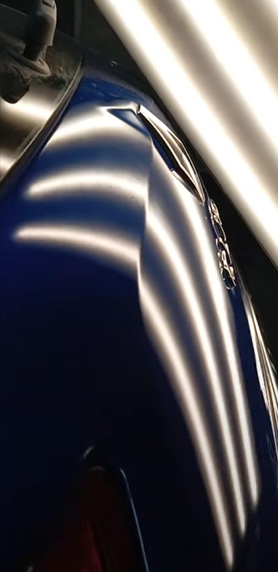 Cofano blu senza bolli dopo la riparazione grandine in PDR