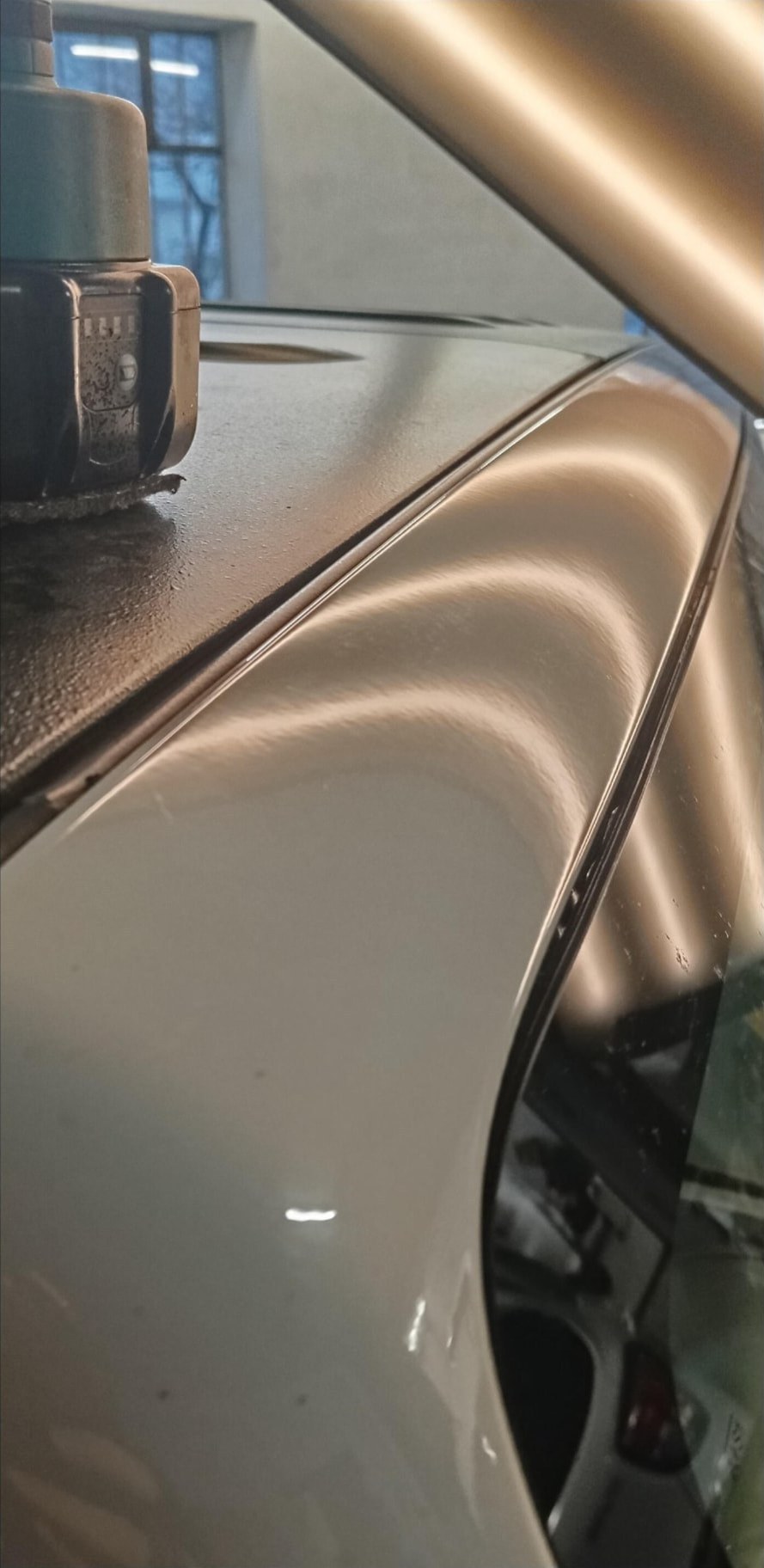 Tetto auto beige liscio dopo la riparazione grandine con tecnica PDR