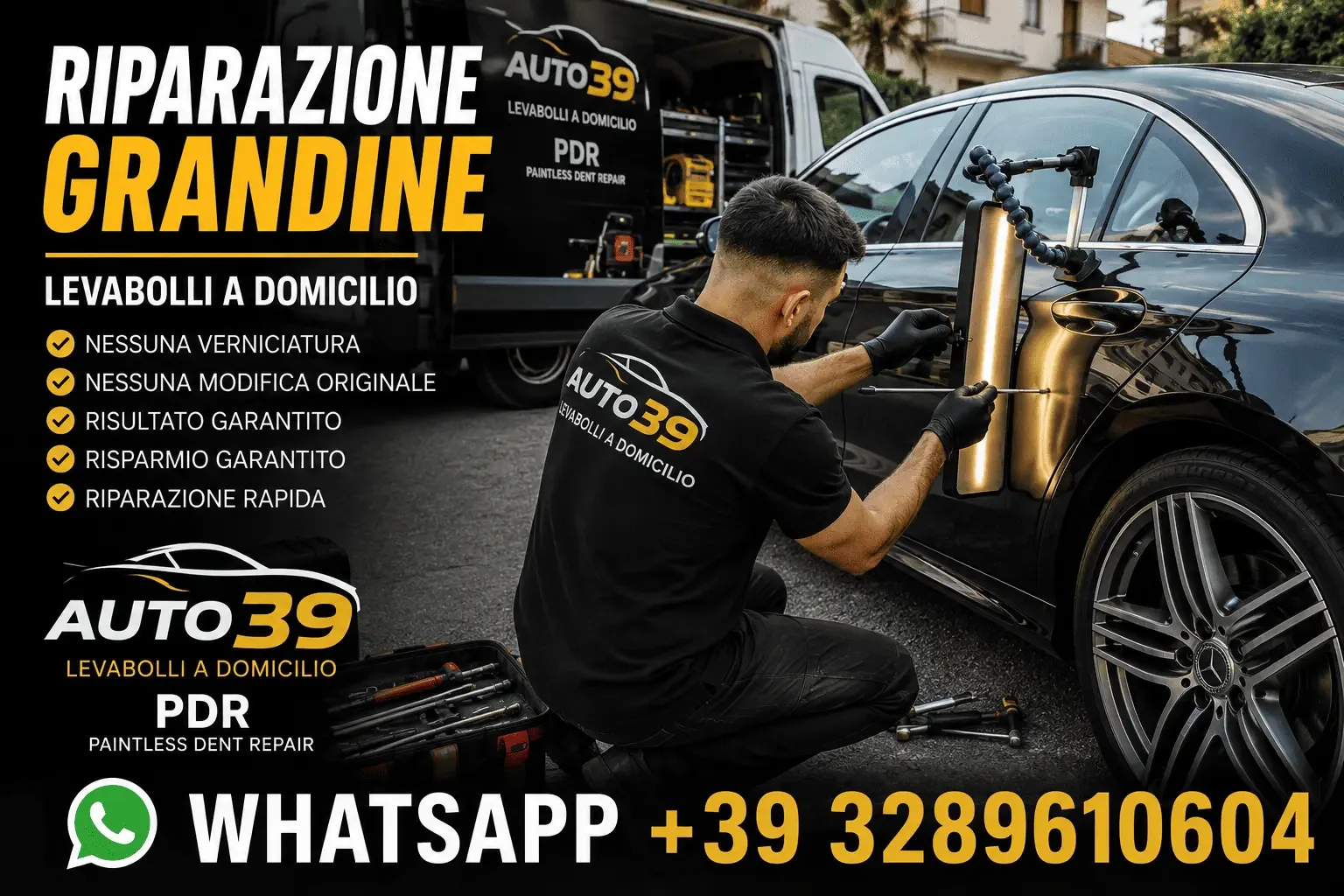 Tecnico levabolli auto al lavoro con lampada PDR sulla fiancata di un'auto nera: riparazione grandine senza verniciatura, furgone attrezzato Auto39 levabolli a domicilio