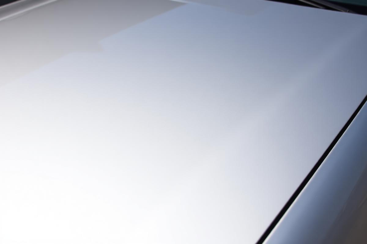 Riparazione grandine dopo l'intervento levabolli PDR: cofano auto perfettamente liscio senza verniciare